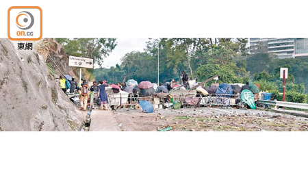 示威者在大埔公路馬料水段築起防線。（張開裕攝）