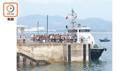 警方調派水警協助一批內地學生由科學園碼頭撤離。（受訪者提供）