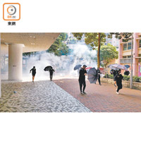 上水<br>防暴警在上水民居施放多枚催淚彈。（陳宛彤攝）