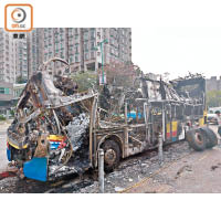 屯門<br>有巴士遭縱火燒成廢鐵。（林嘉諾攝）