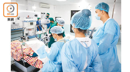 學生大使走進孟加拉的手術室，觀察兒童白內障手術過程。