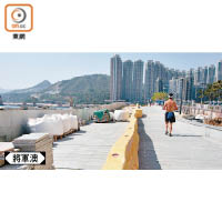 將軍澳海濱公園及長廊正進行重鋪路磚工程，部分通道被圍封。