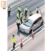 警員截查可疑私家車。