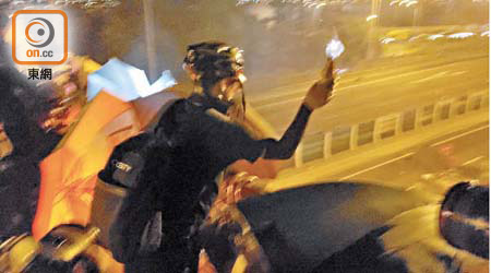 中大<br>暴徒從中大二號橋高處向吐露港公路投擲汽油彈。