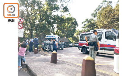 警員到場調查，救護車在旁戒備。（讀者提供）