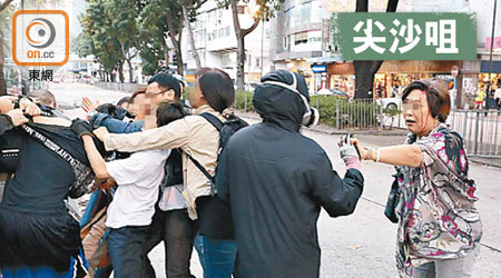 有市民自發到理大漆咸道南清理路障時，遭黑衣暴徒襲擊「私了」。（羅錦鴻攝）