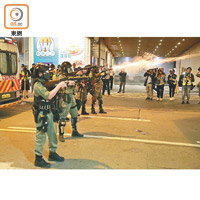 防暴警察在山東街施放催淚彈驅散暴徒。（李華輝攝）