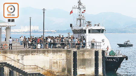 水警日前協助內地生離開中大校園。