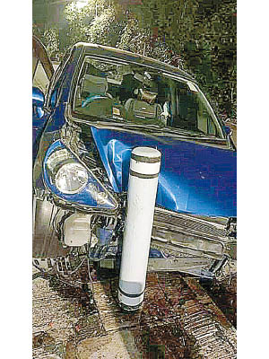 私家車行車期間突然失控，狂撼路柱，車頭嚴重損毀。（互聯網圖片）