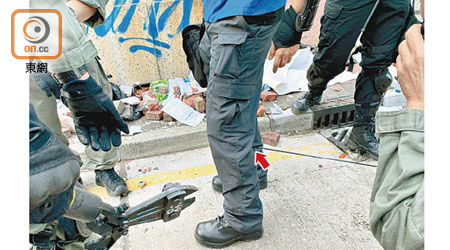 警察傳媒聯絡隊隊員小腿中箭受傷（箭嘴示）。（警方提供）