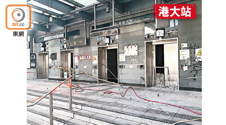 香港大學站四部高速電梯全數遭毀壞。（張世洋攝）