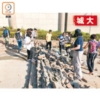 市民自發到城大對開馬路檢拾堵路石磚。（林耀康攝）