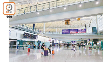 本港機場十月客運量跌一成三。
