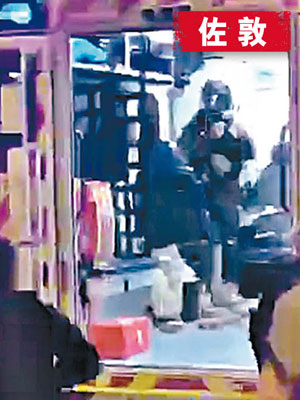 警方押解受傷示威者上救護車送院，遭其他示威者成功劫犯。（互聯網圖片）