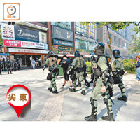 防暴警察在尖東新文華中心附近帶走黑衣人。（曾志恒攝）