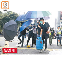 示威者帶同石油汽罐上前線，企圖與警方「一鑊熟」。（黃仲民攝）