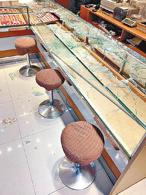 金行飾櫃玻璃被扑爛。（互聯網圖片）