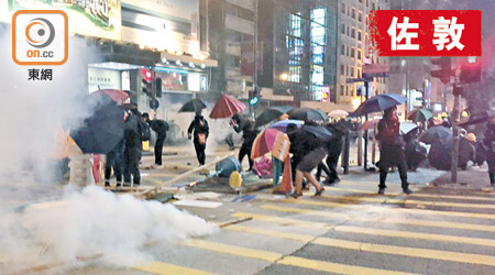 大批示威者前日與警方爆發衝突，期間警方施放催淚彈驅散。（林敏思攝）