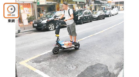 近日全港交通大受影響，不少市民以電動工具代步。