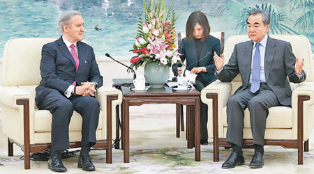 中國外長王毅（右）昨日在北京接見美國前國防部長科恩（左）。（中新社圖片）