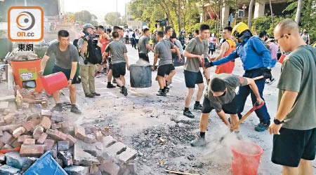 駐港解放軍及市民合力清路障。