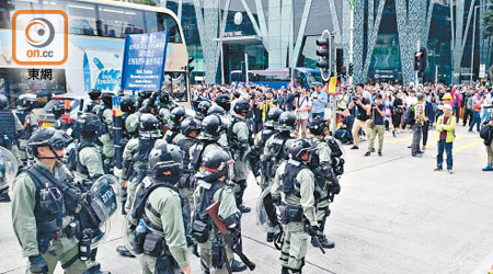 九龍灣<br>防暴警察出動驅散九龍灣集會人士。（陳賜慧攝）