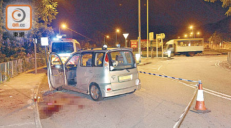 私家車旁遺下一攤血漬。（胡德威攝）