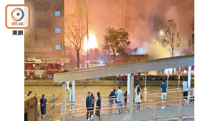 荃灣地盤現場火勢猛烈，市民離遠圍觀。（讀者提供）