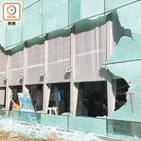 校園多棟建築物受破壞，玻璃外牆遭打碎。
