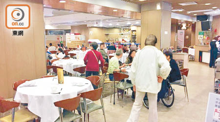 房委會總部大樓<br>餐廳晚市入座率達八成，當中不乏長者及輪椅人士。