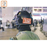 昨晚在太子有防暴警員在頭盔貼上「停止衝擊」等標語。（胡家豪攝）