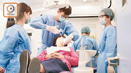 流動牙科車配備先進醫療儀器，供牙科醫生及學生使用。（受訪者提供）