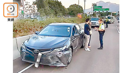 私家車撞倒野豬後停在路邊。