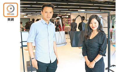 陳柏熹（左）同產品經理李敏瑜（右）合作展出新產品。