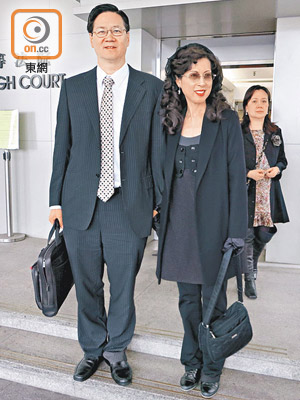 甘泉航空創辦人李卓民及其妻子黃慧恂（中）○九年被頒令破產。