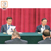 國務院副總理韓正（左）及中共中央政治局委員楊潔篪（右）出席座談會。