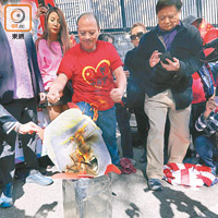 遊行人士焚燒特朗普的人形紙牌以表示不滿。
