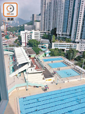政府計劃為包玉剛游泳池改建室內暖水泳池。