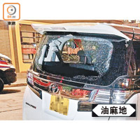 七人車車尾玻璃被打爆。（葉嘉文攝）