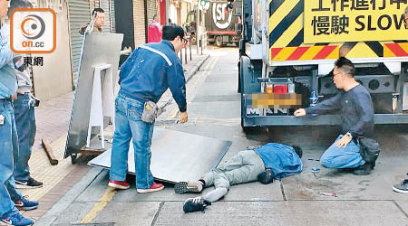 男工被鋼板壓中，重傷昏迷。