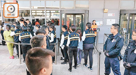 入境處以包機遣返三十名越南籍非法入境者。