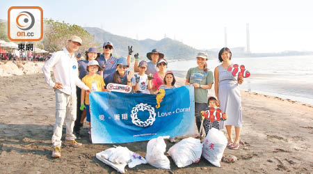 約十名市民早前來到龍鼓灘，參加由「愛‧珊瑚」舉行的「海岸清潔俠」活動。