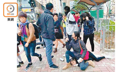 一名身穿黑衫及黑褲的少女被女警制服壓在地上。