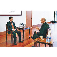 中國駐加拿大大使叢培武（左）在周一接受當地電視台訪問。