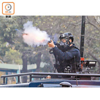 警方多次於驅散行動中施放催淚彈。