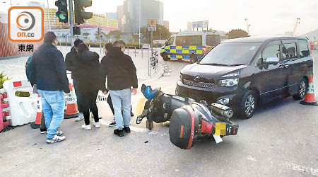 兩名賊人駕乘電單車逃走時，被警方七人車攔截。（吳建明攝）