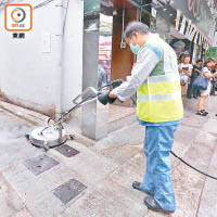 食環署人員配合滅鼠行動展開大規模清潔街道工作。