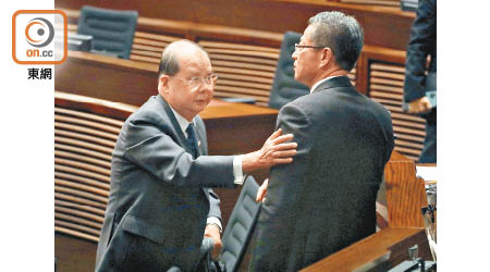 張建宗（左）與陳茂波昨出席會議。