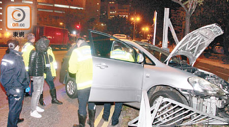 女疑犯被押往搜車。（楊日權攝）