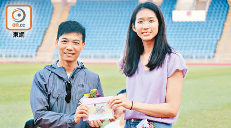 江旻憓（右）頒獎畀得獎嘅學生。（受訪者提供）